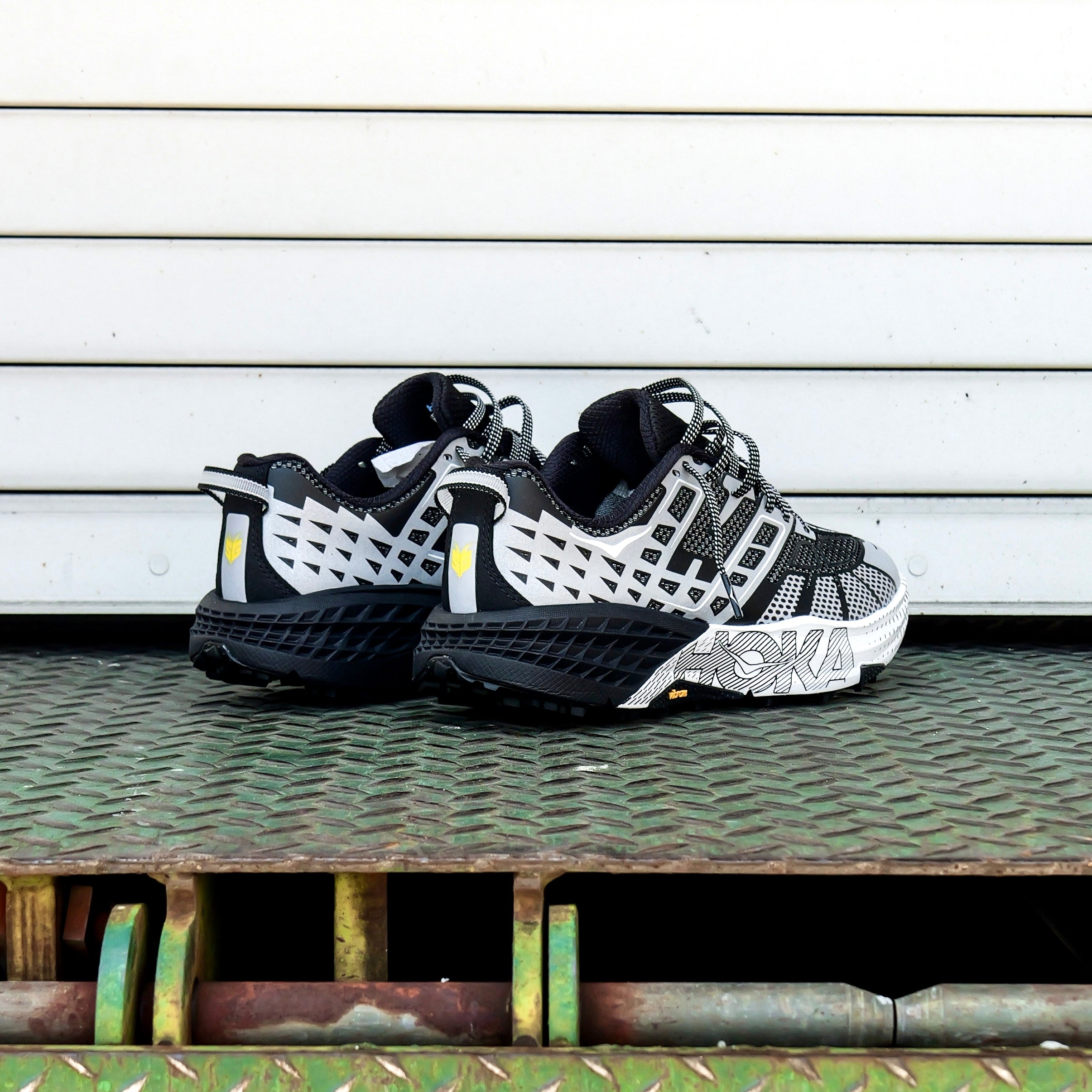 Hoka SpeedGoat 2 TS BKSTR (Black / Stardust)