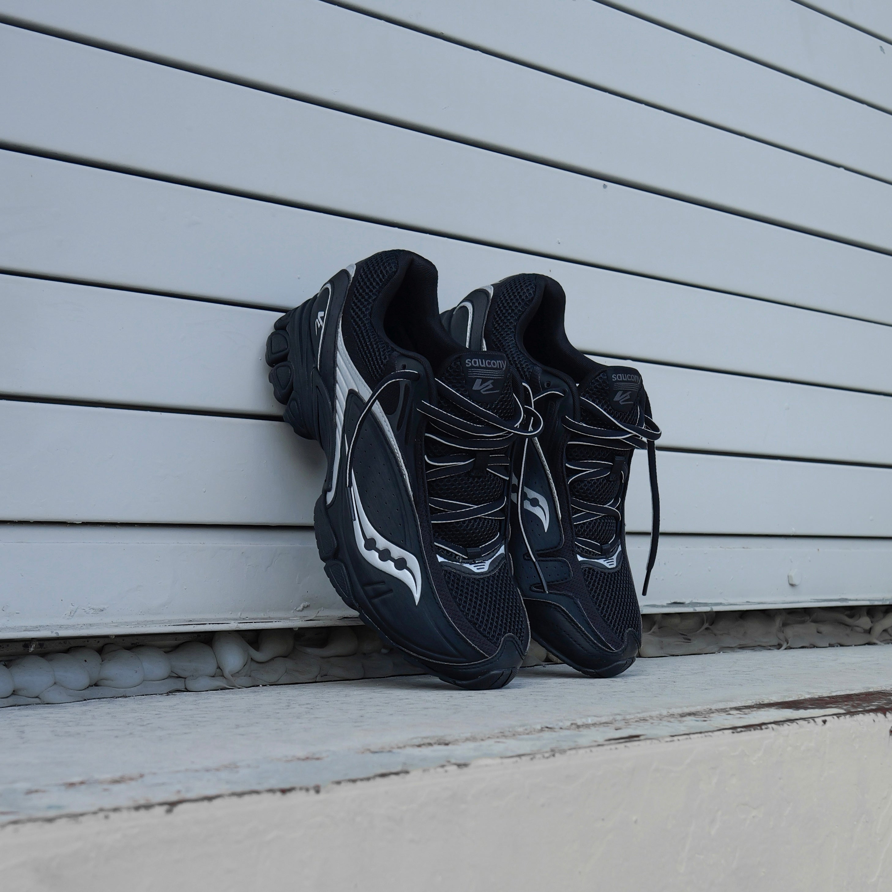 Mens Saucony ProGrid V2 (Black/Silver) - Saucony