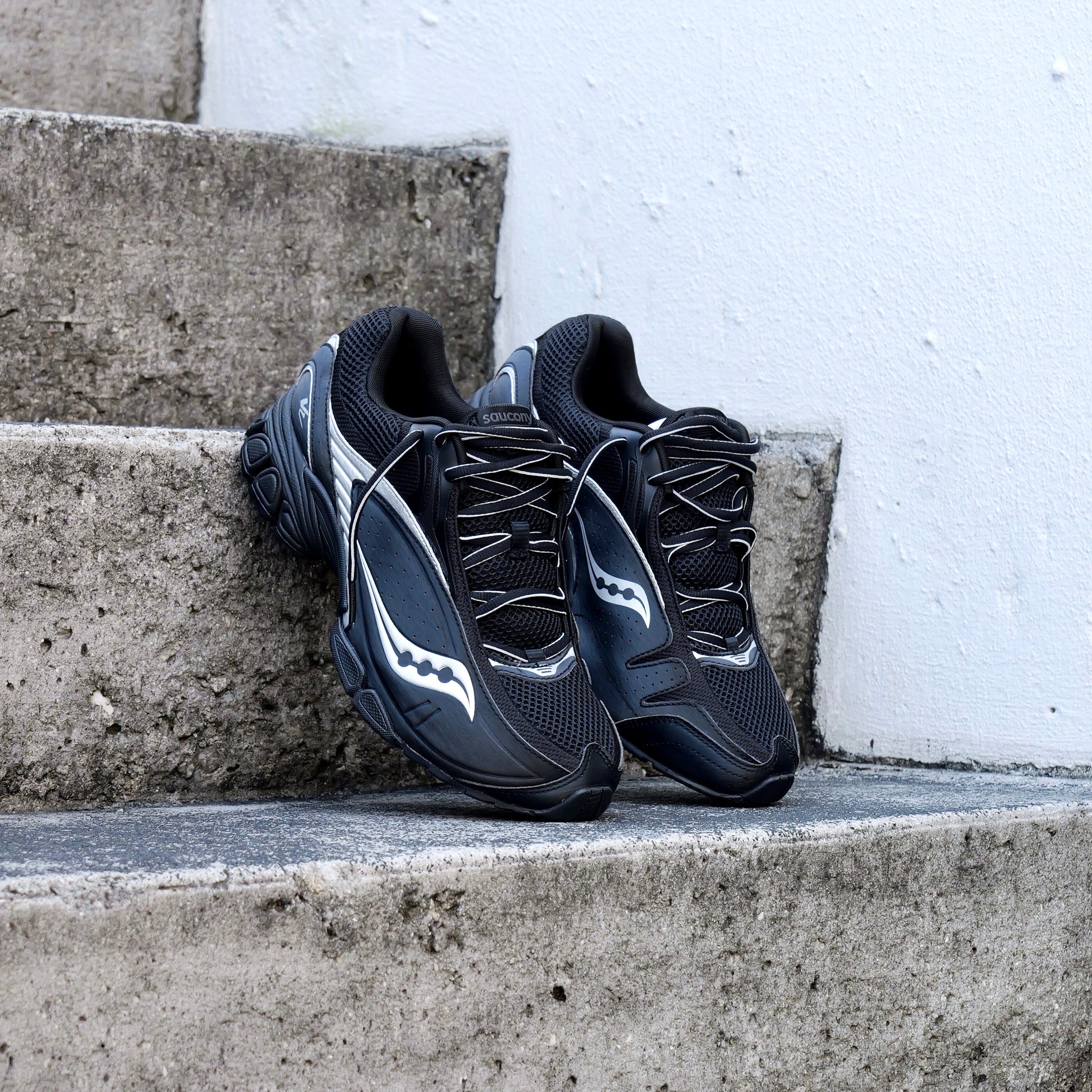 Mens Saucony ProGrid V2 (Black/Silver) - Saucony