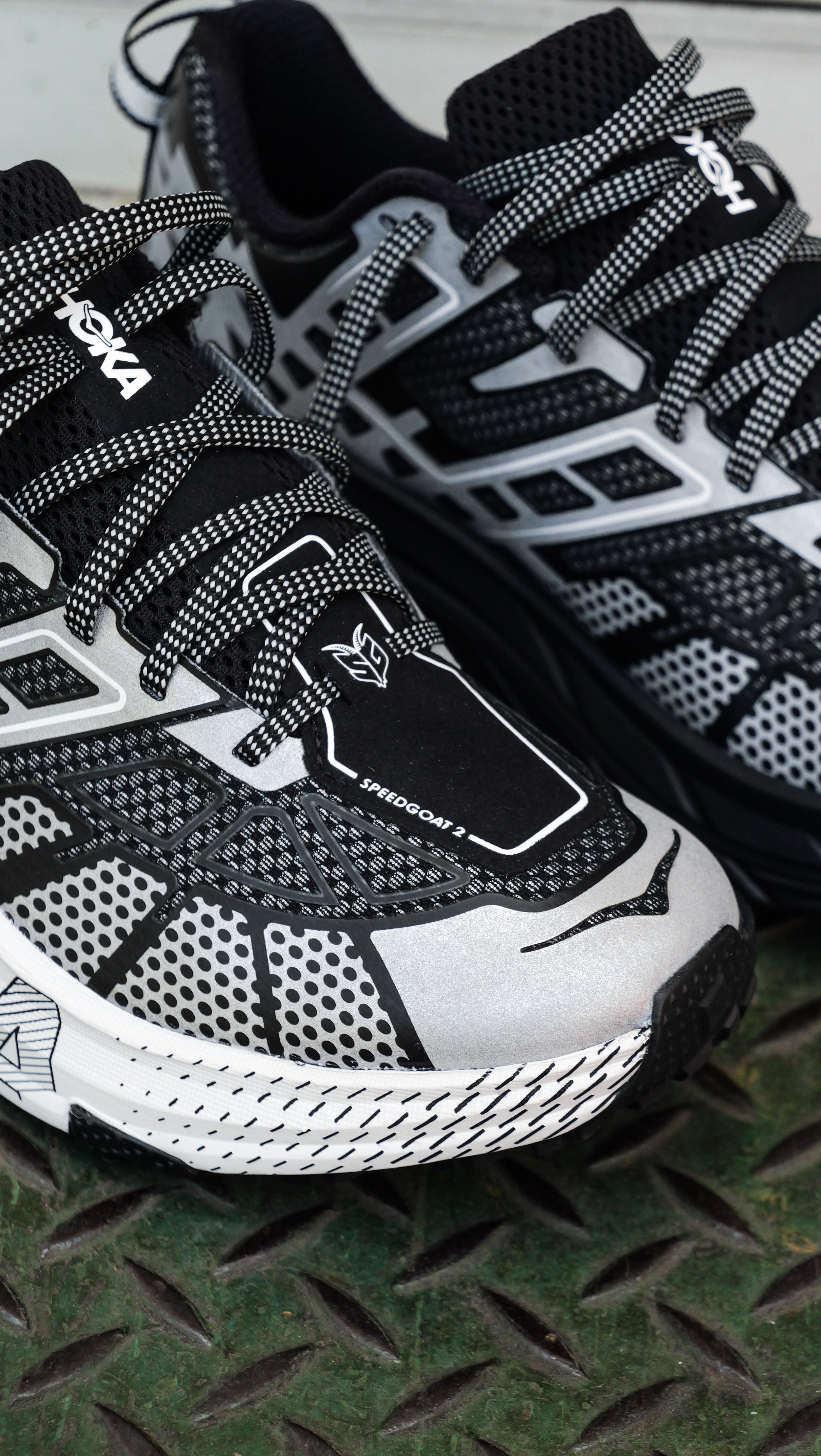 Hoka SpeedGoat 2 TS BKSTR (Black / Stardust)