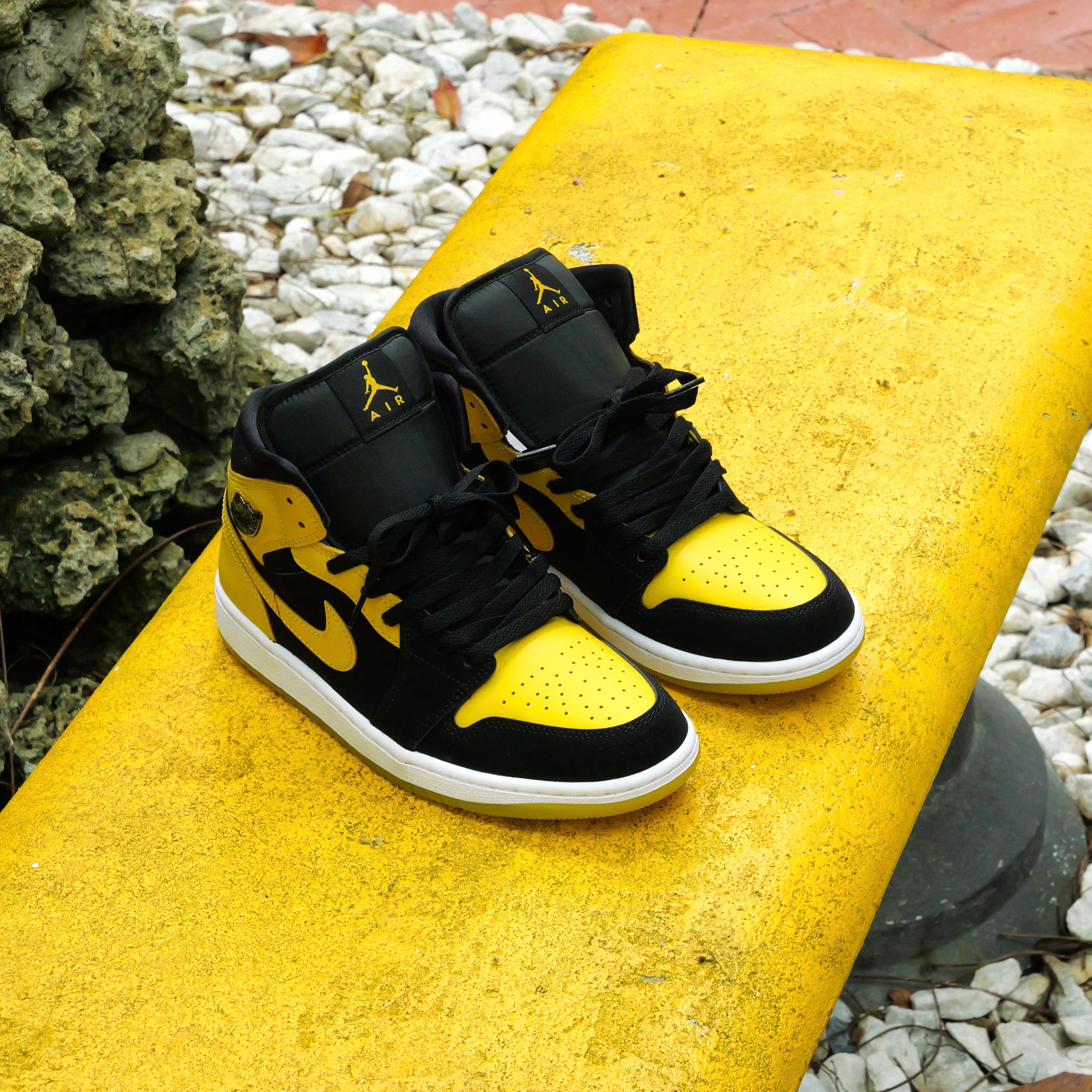 Mens Air Jordan 1 Mid SE (Black/White/Varsity Maize) - Nike