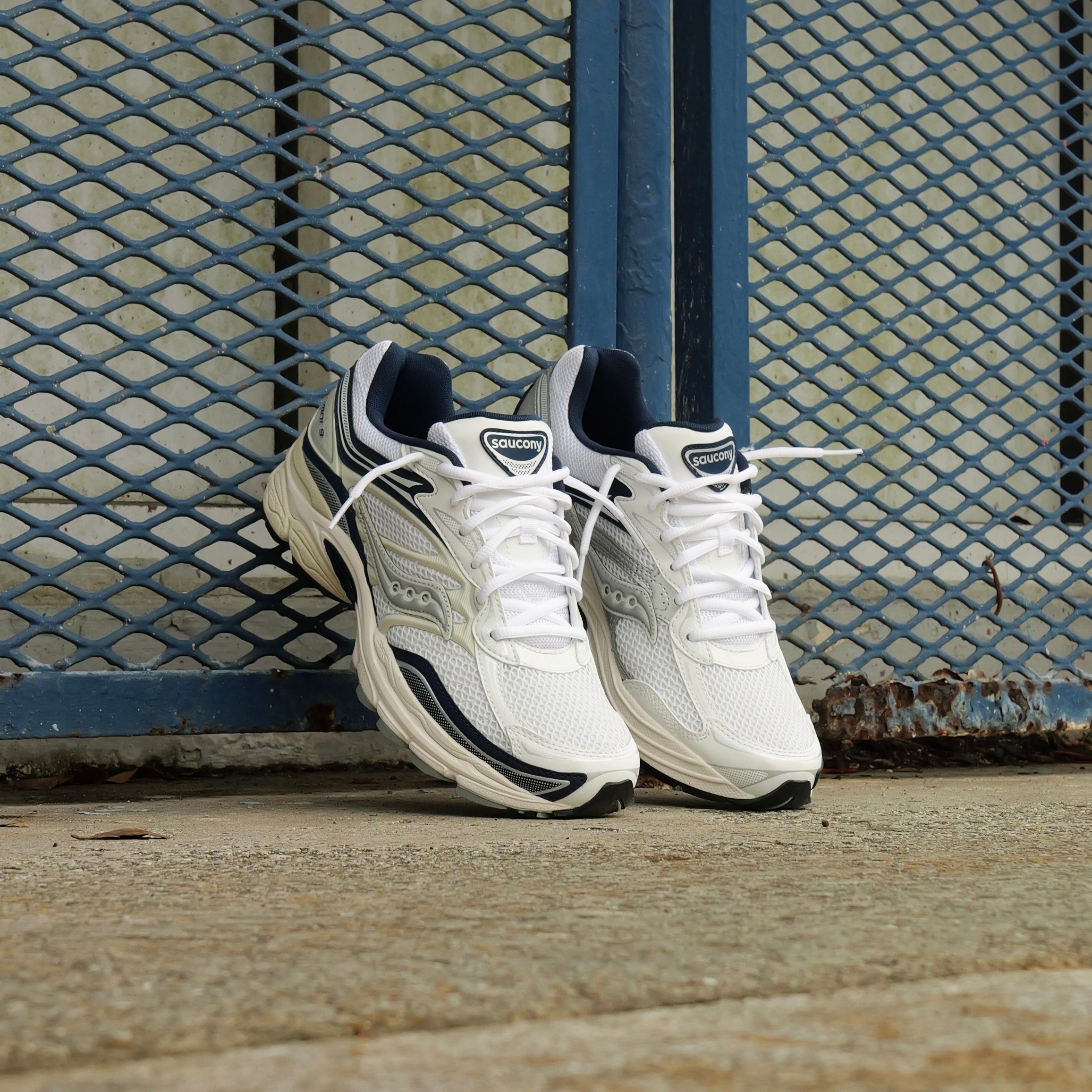 Mens Saucony ProGrid Omni 9 (White/Navy) - Saucony