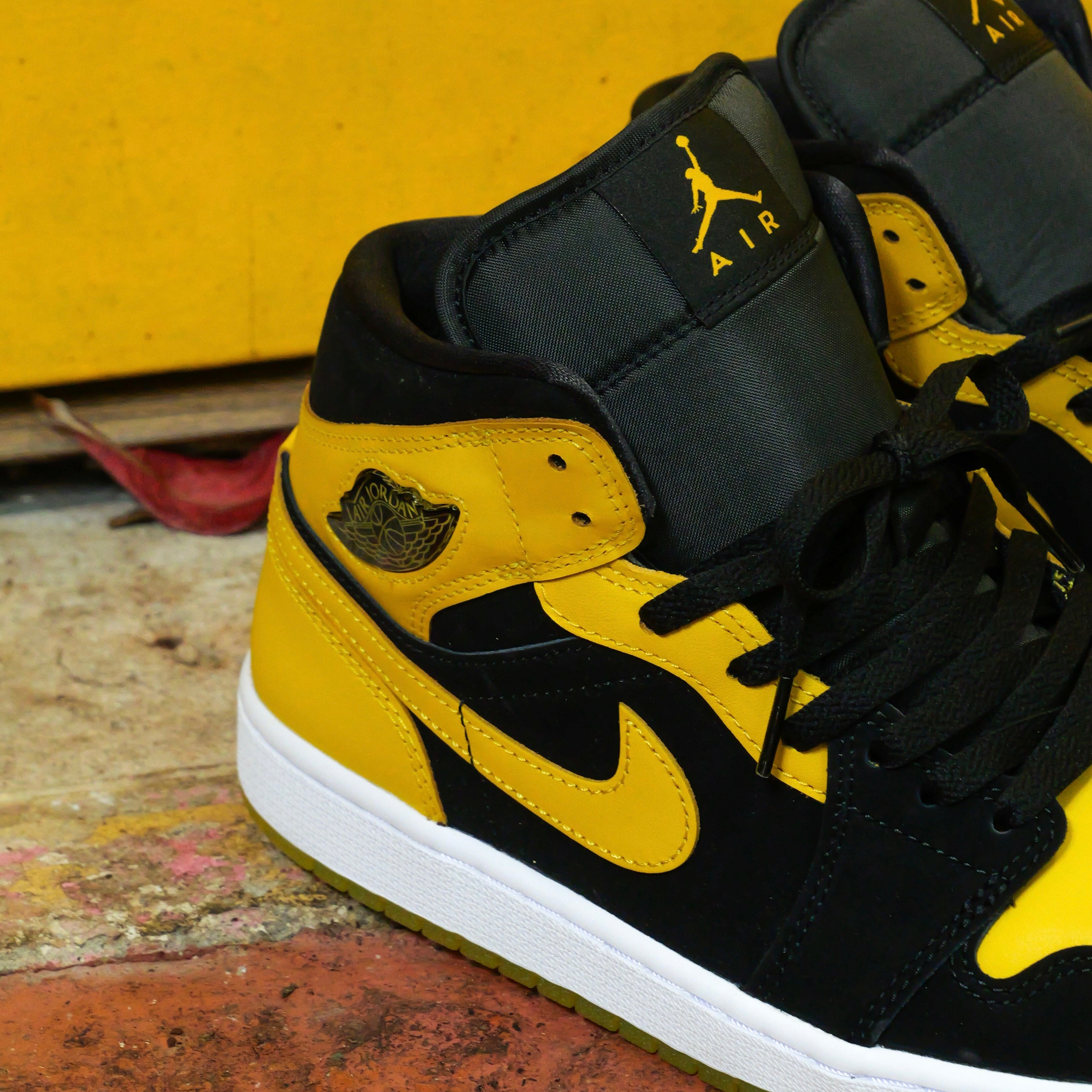 Mens Air Jordan 1 Mid SE (Black/White/Varsity Maize) - Nike