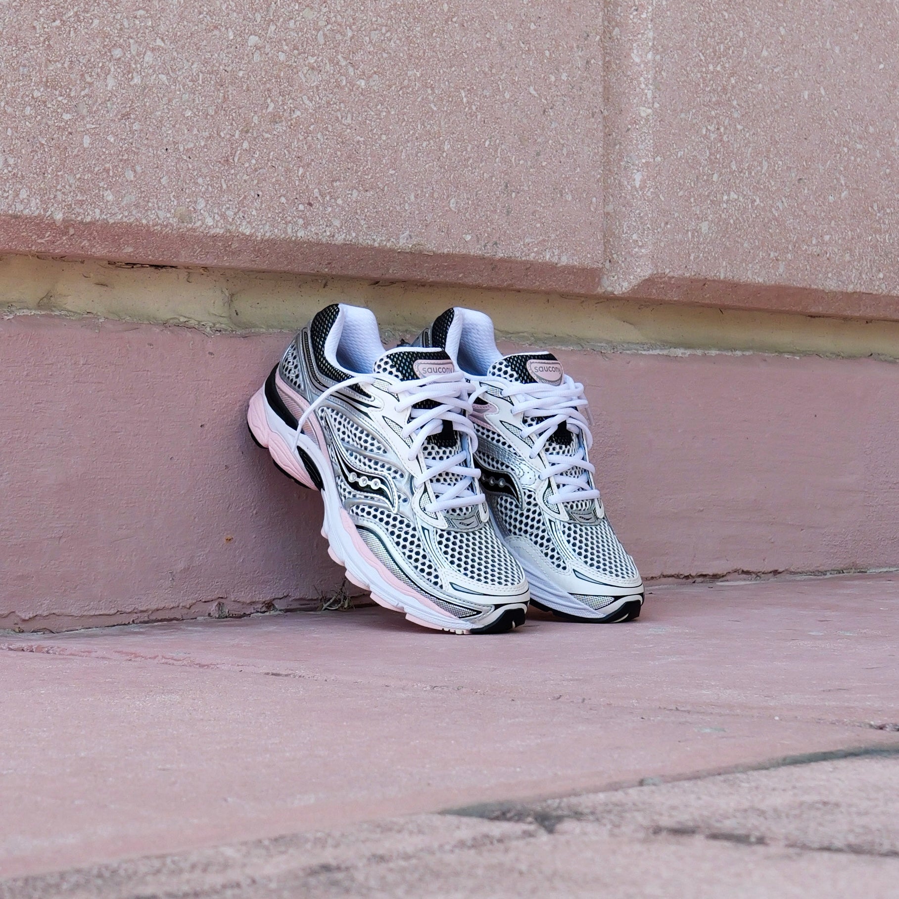 Mens Saucony ProGrid Omni 9 (Silver/Pink) - Saucony