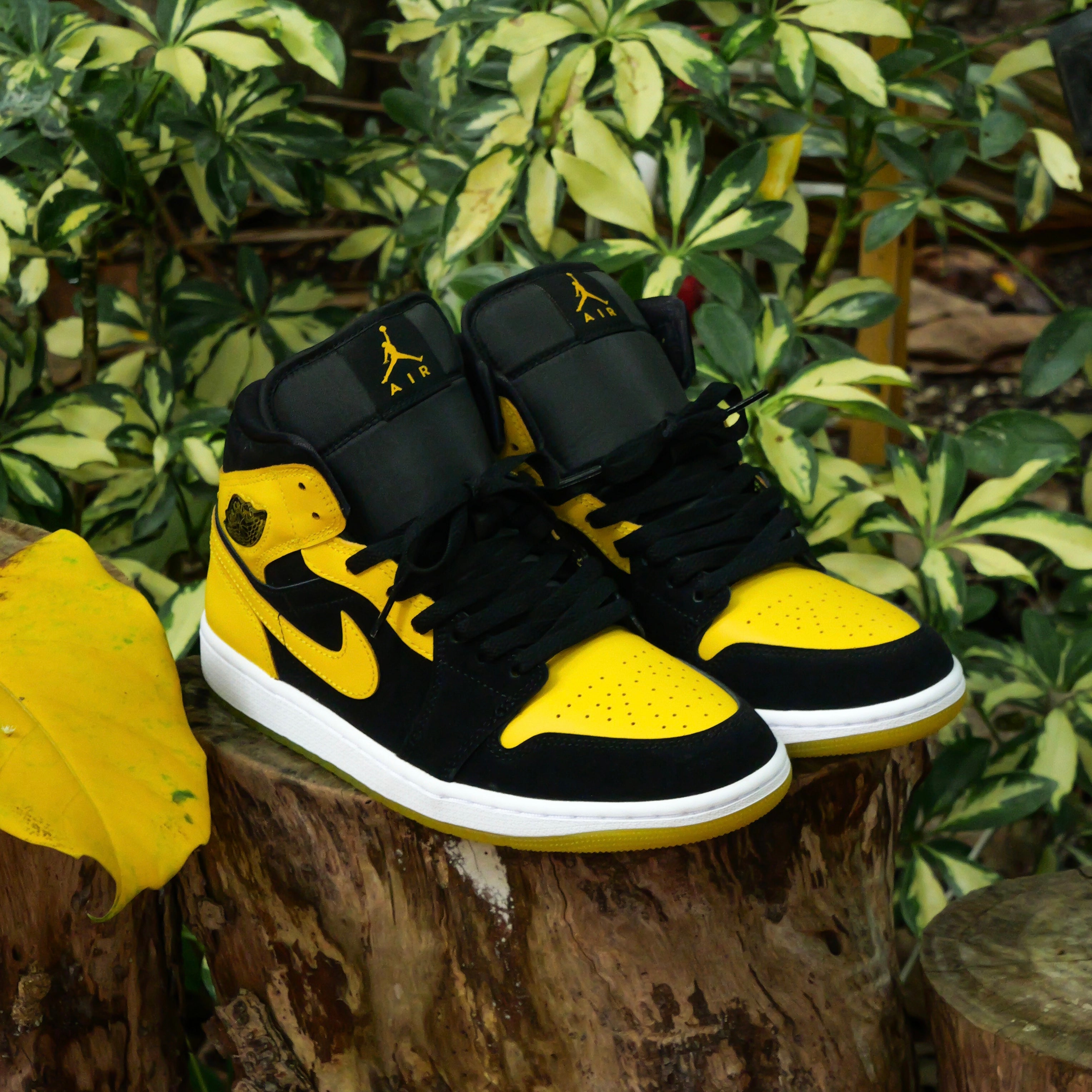 Mens Air Jordan 1 Mid SE (Black/White/Varsity Maize) - Nike