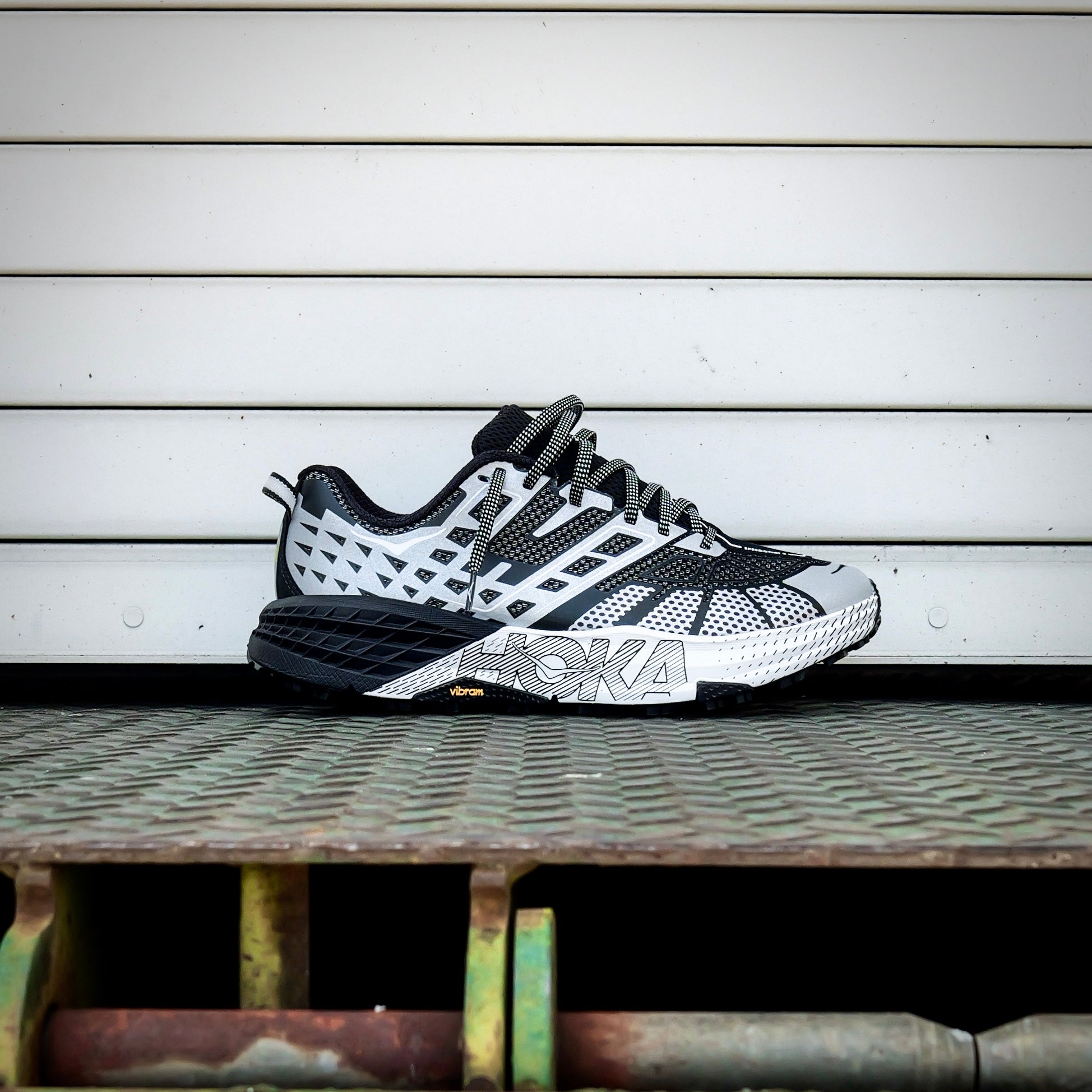 Hoka SpeedGoat 2 TS BKSTR (Black / Stardust)