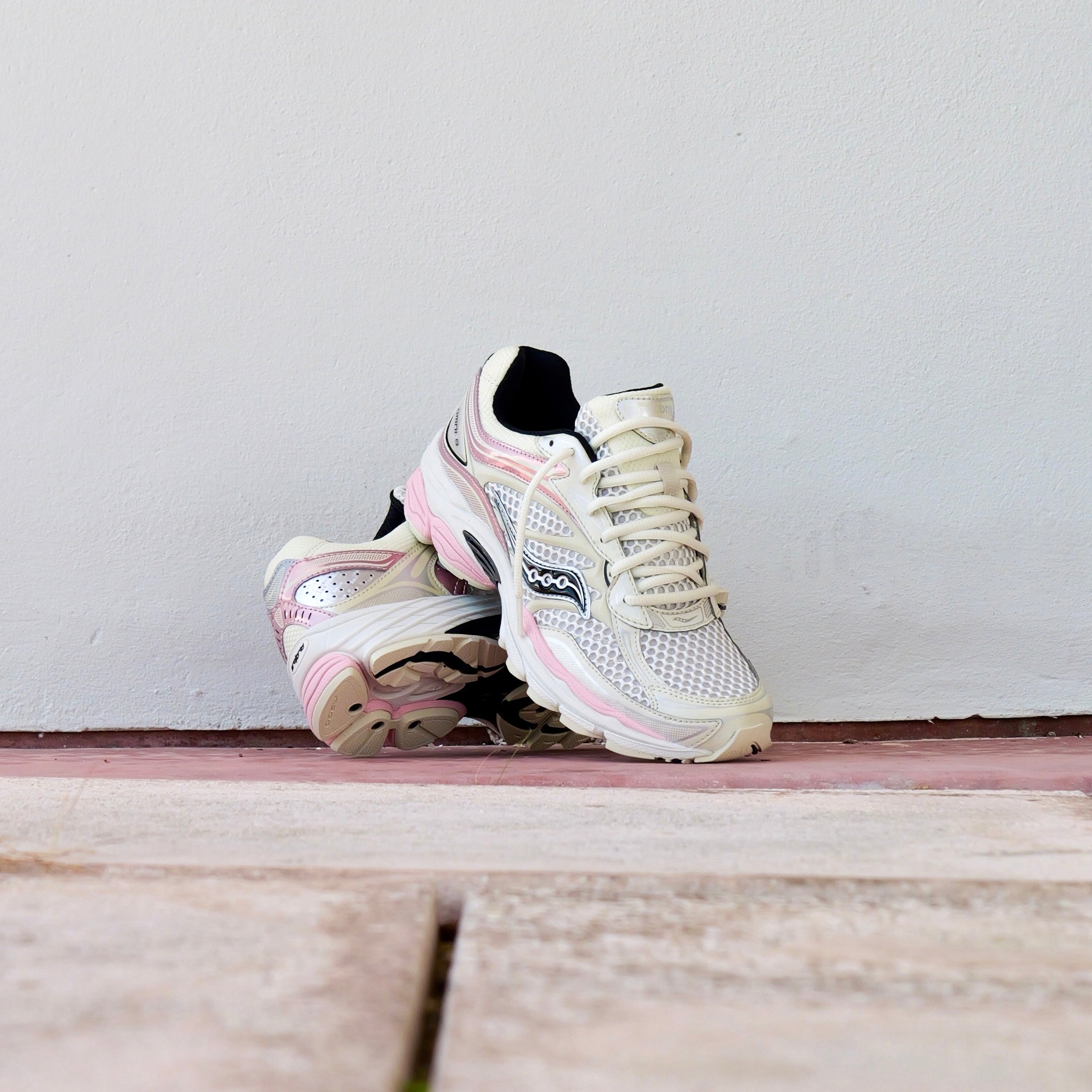 Mens Saucony ProGrid Omni 9 (Eggshell/Touch)