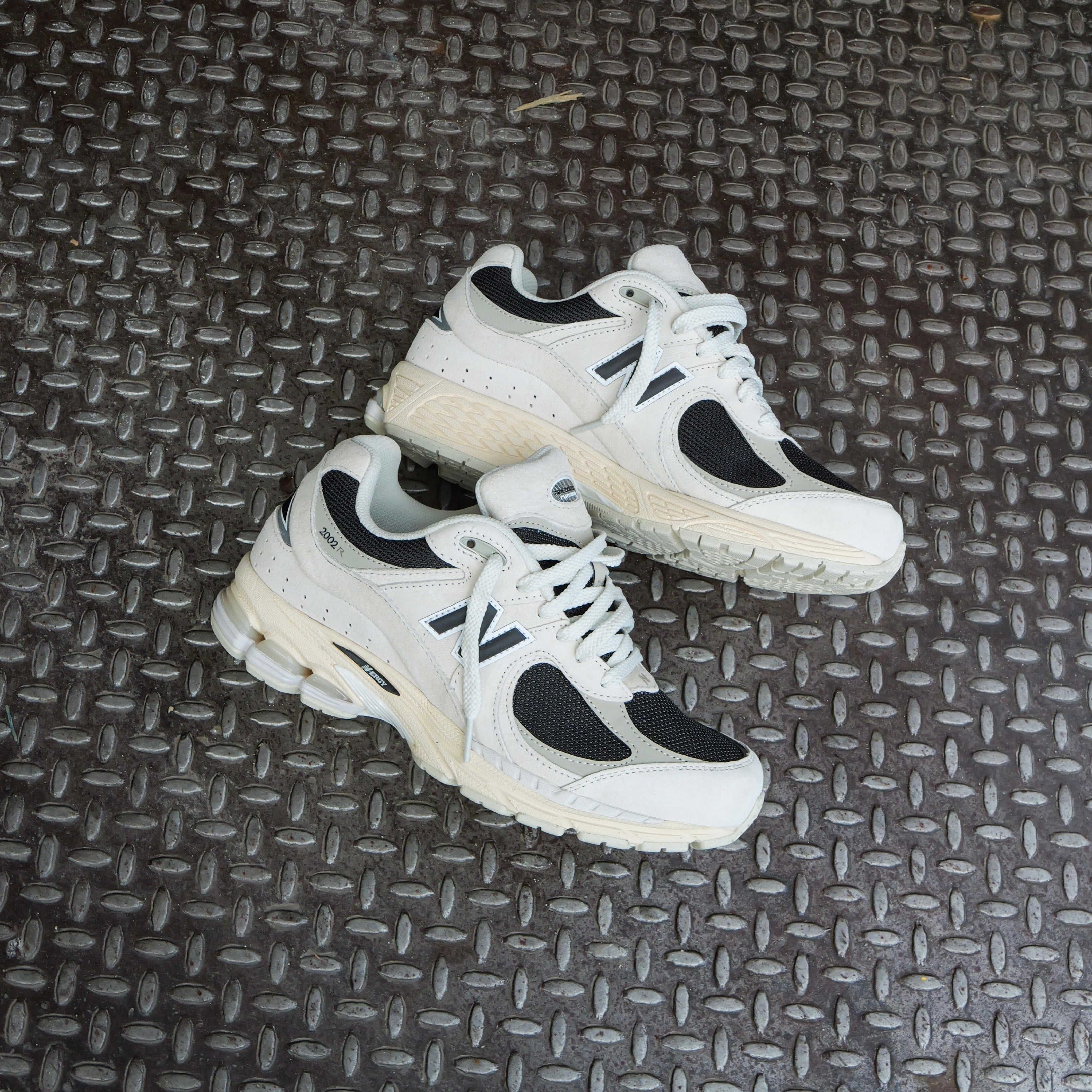 Mens New Balance 2002R (Off White/Black) - U2002RN - New Balance