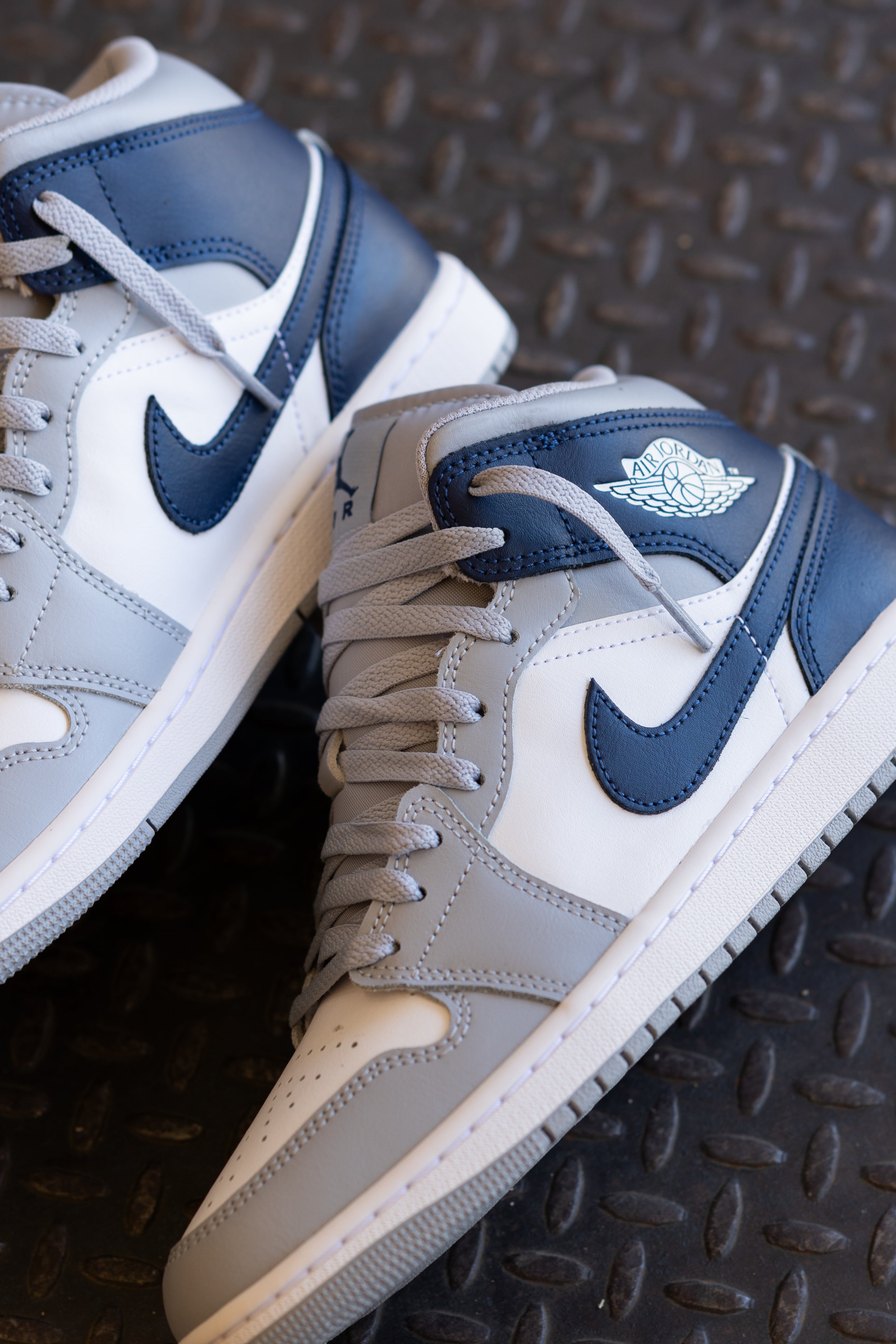 Mens Air Jordan 1 Mid (White/Midnight Navy/Wolf Grey)