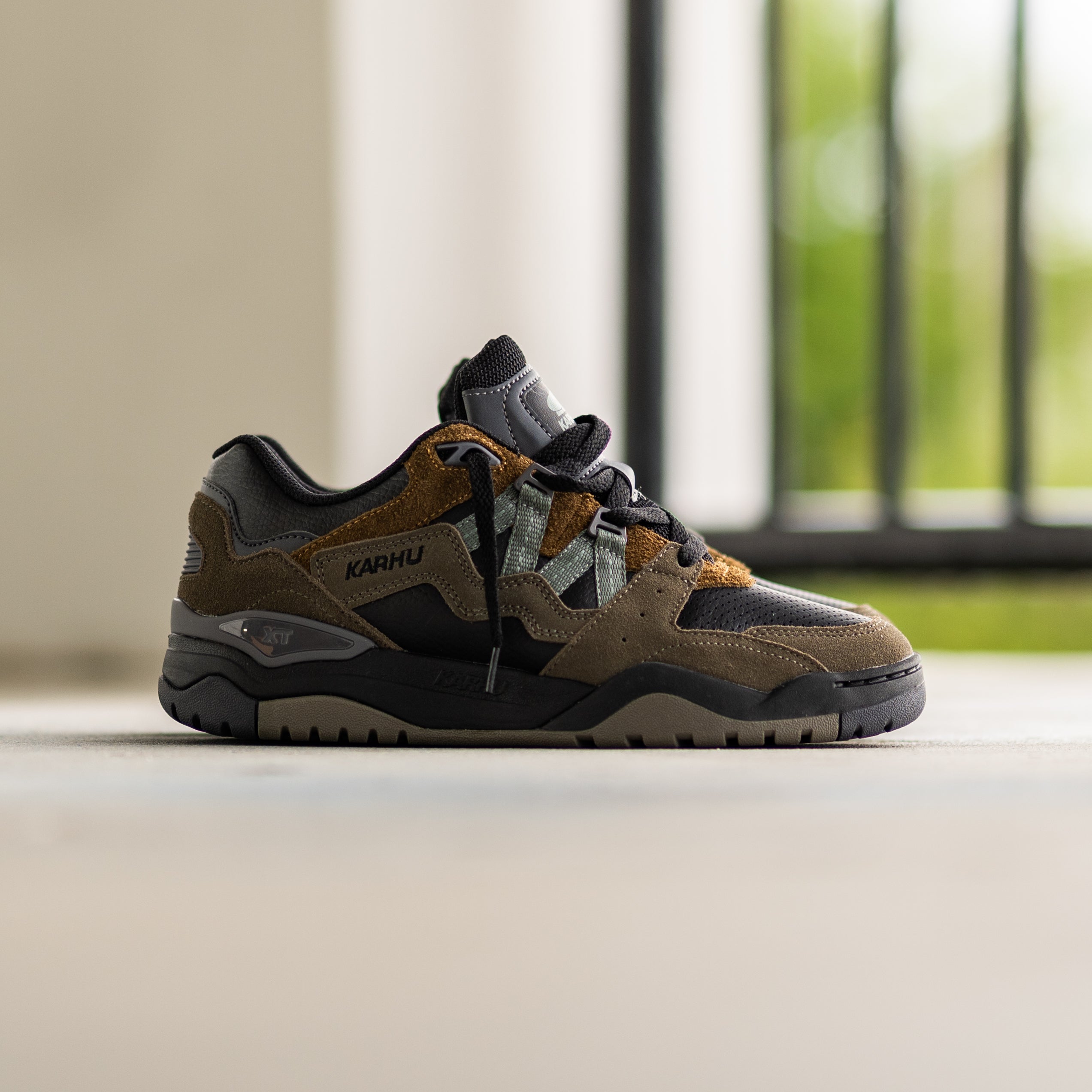 Karhu Fusion XT (Black/Laurel Wreath)