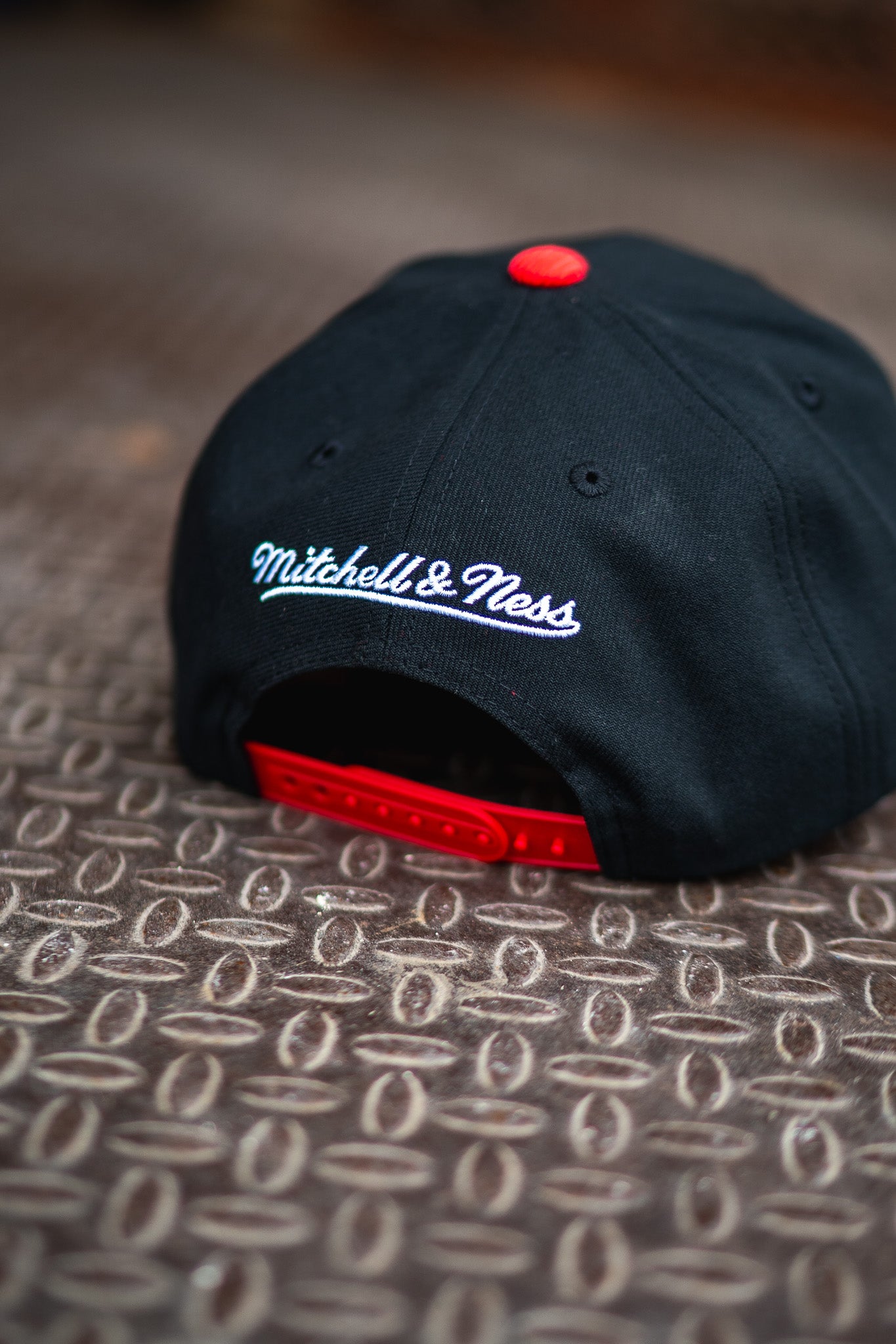 Mitchell & Ness Chicago Blackhawks Snapback (Black/Red Corduroy) - Mitchell & Ness