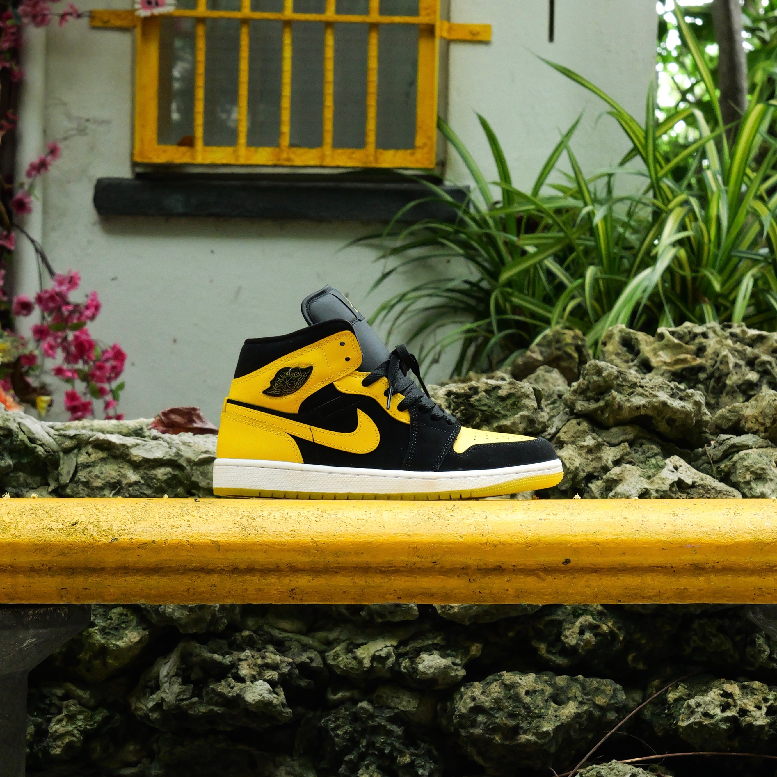 Mens Air Jordan 1 Mid SE (Black/White/Varsity Maize) - Nike