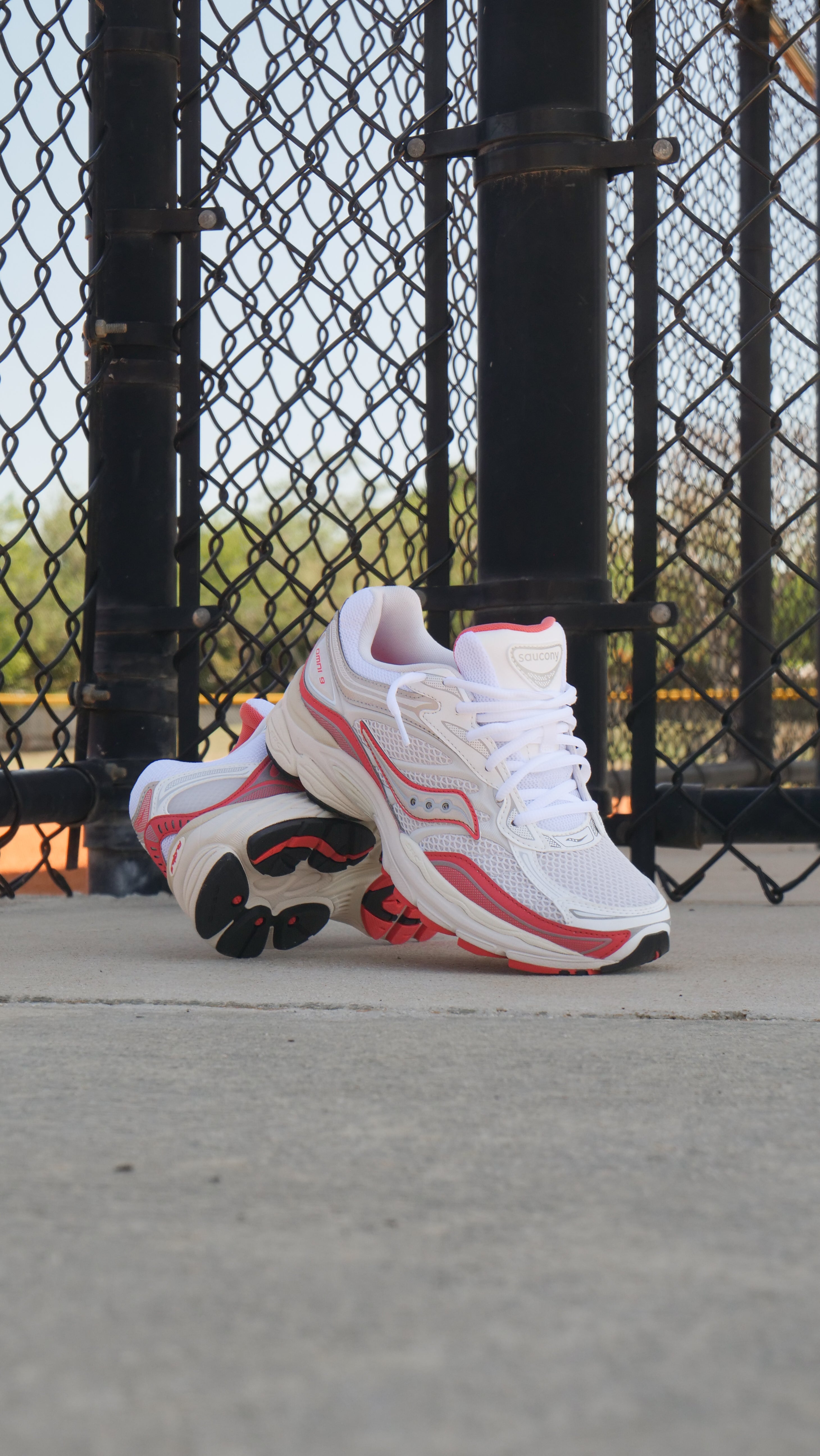 Mens Saucony ProGrid Omni 9 (Ivory/Coral)